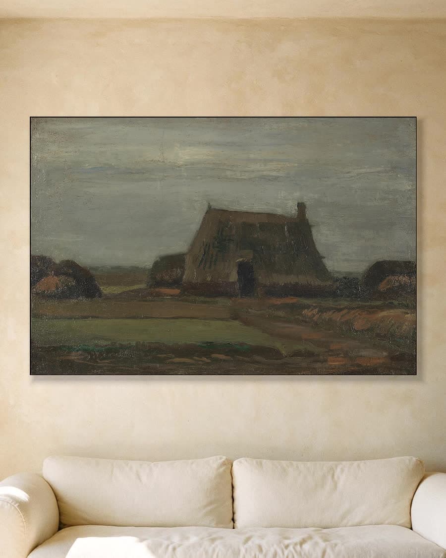 Boerderij met turfstapels in een aluminium frame aan dezelfde muur