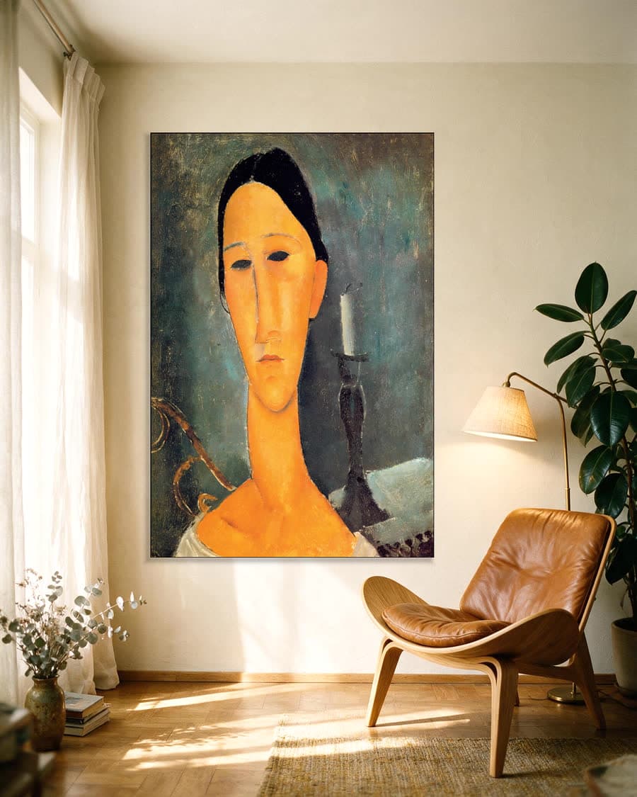 Hanka Zborowska met kandelaar in een aluminium frame aan dezelfde muur