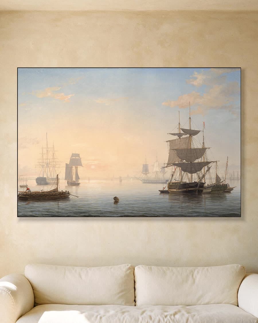 De haven van Boston, met de stad in de verte in een aluminium frame aan dezelfde muur