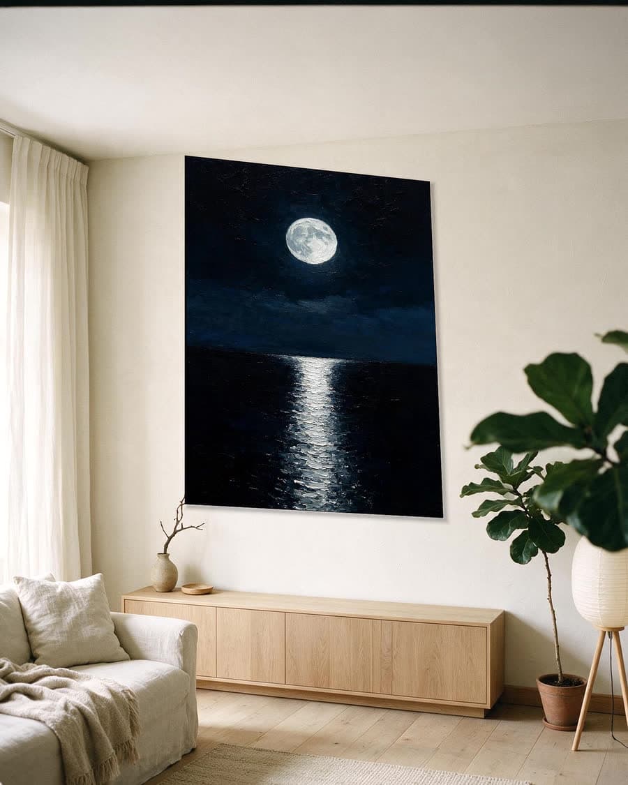 Maan boven het water in een aluminium frame aan dezelfde muur