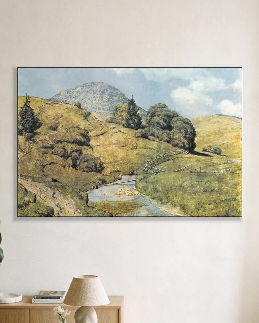 Berglandschap met kabbelende beek in een aluminium frame aan dezelfde muur
