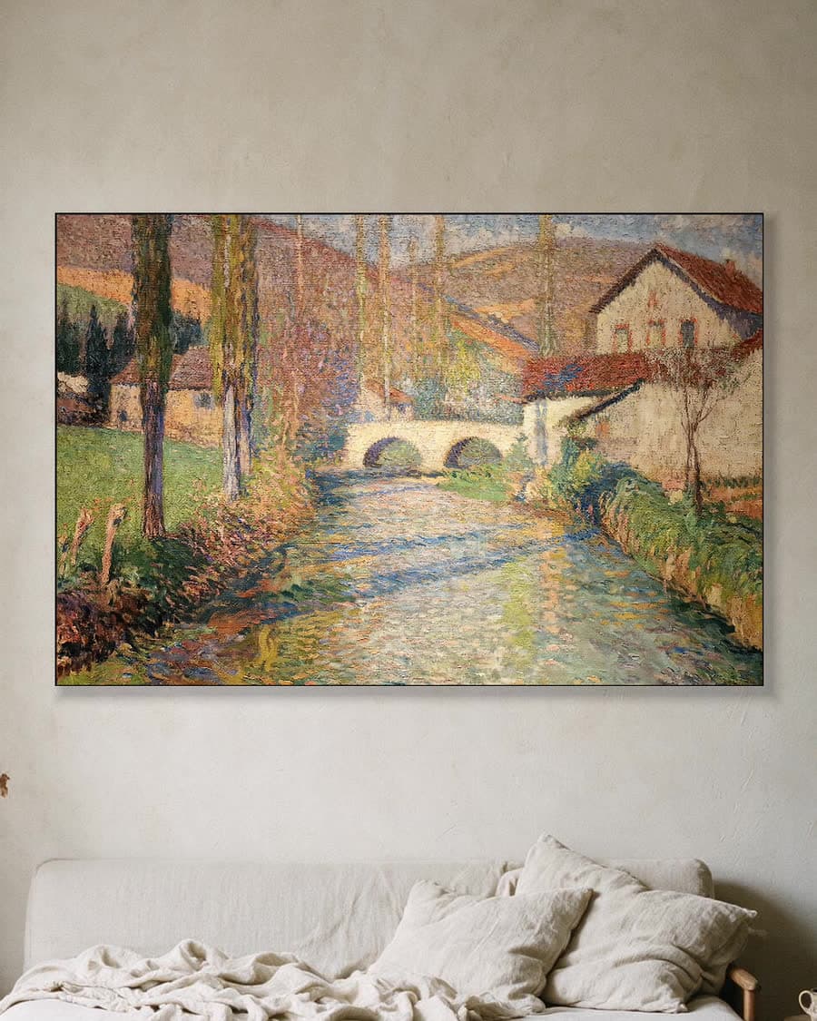 Zonnige rivier met brug in een aluminium frame aan dezelfde muur