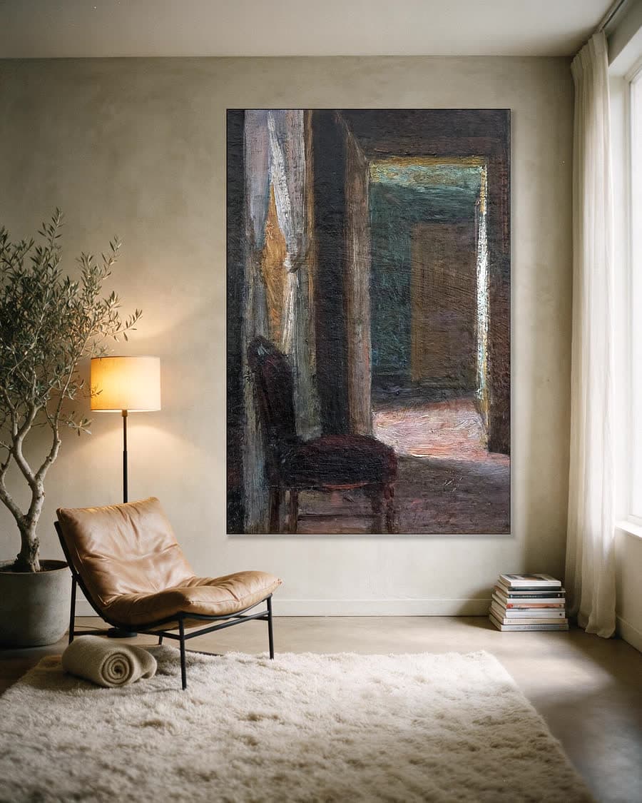 De stoel bij het venster in een aluminium frame aan dezelfde muur