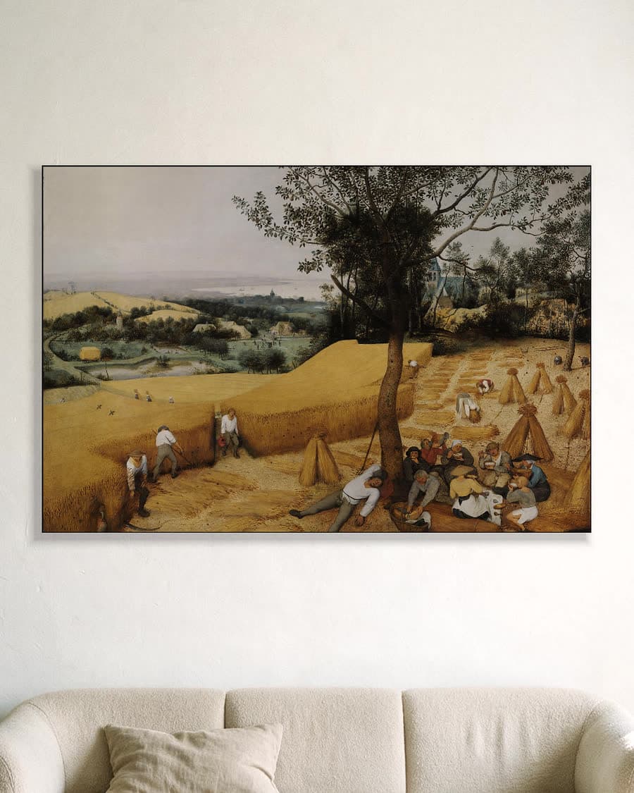 De korenoogst (1565) in een aluminium frame aan dezelfde muur