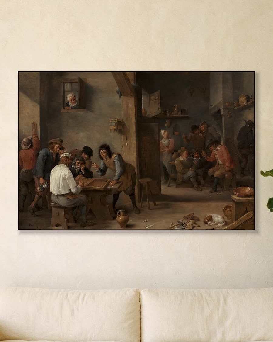 Het backgammonspel in een aluminium frame aan dezelfde muur