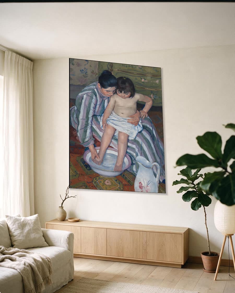 Het bad van het kind in een aluminium frame aan dezelfde muur