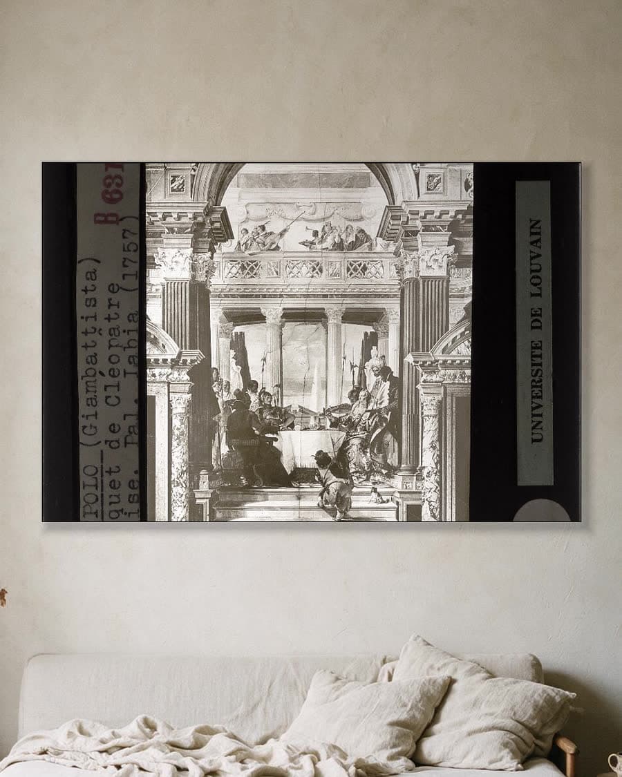 Het banket van Cleopatra in een aluminium frame aan dezelfde muur