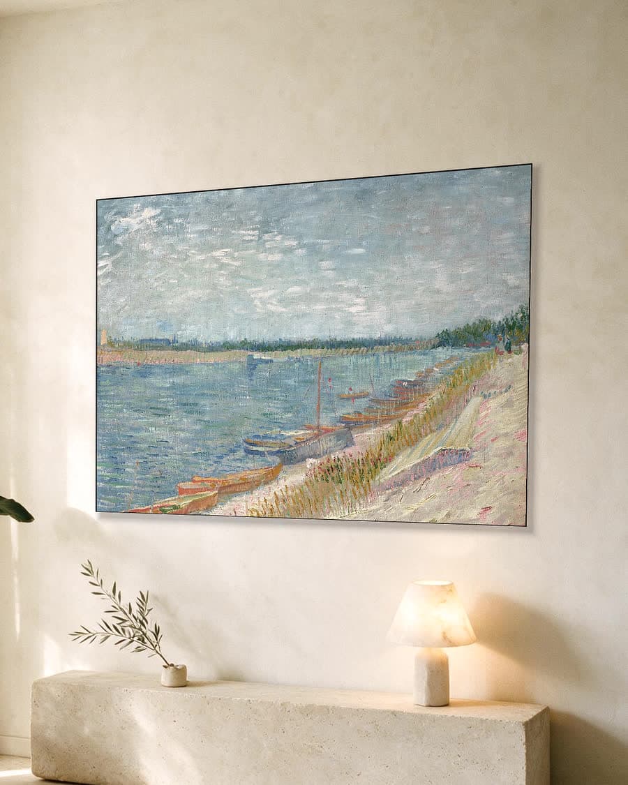 Aangemeerde boten in een aluminium frame aan dezelfde muur