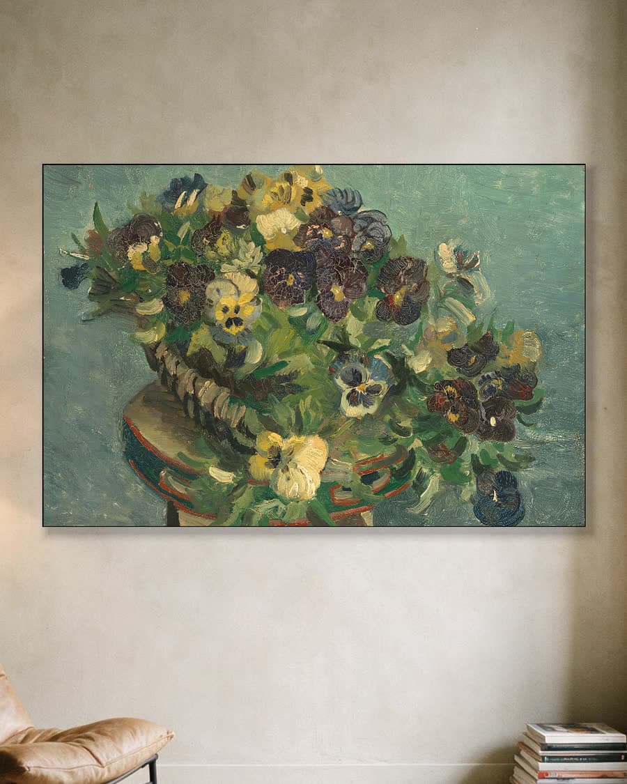 Mand met viooltjes in een aluminium frame aan dezelfde muur