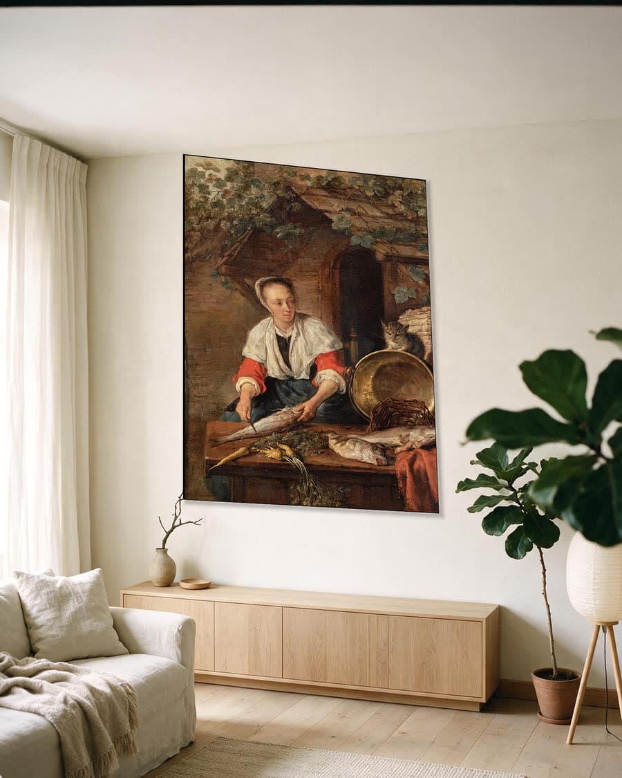 Dienstmeid maakt vis schoon voor het huis in een aluminium frame aan dezelfde muur