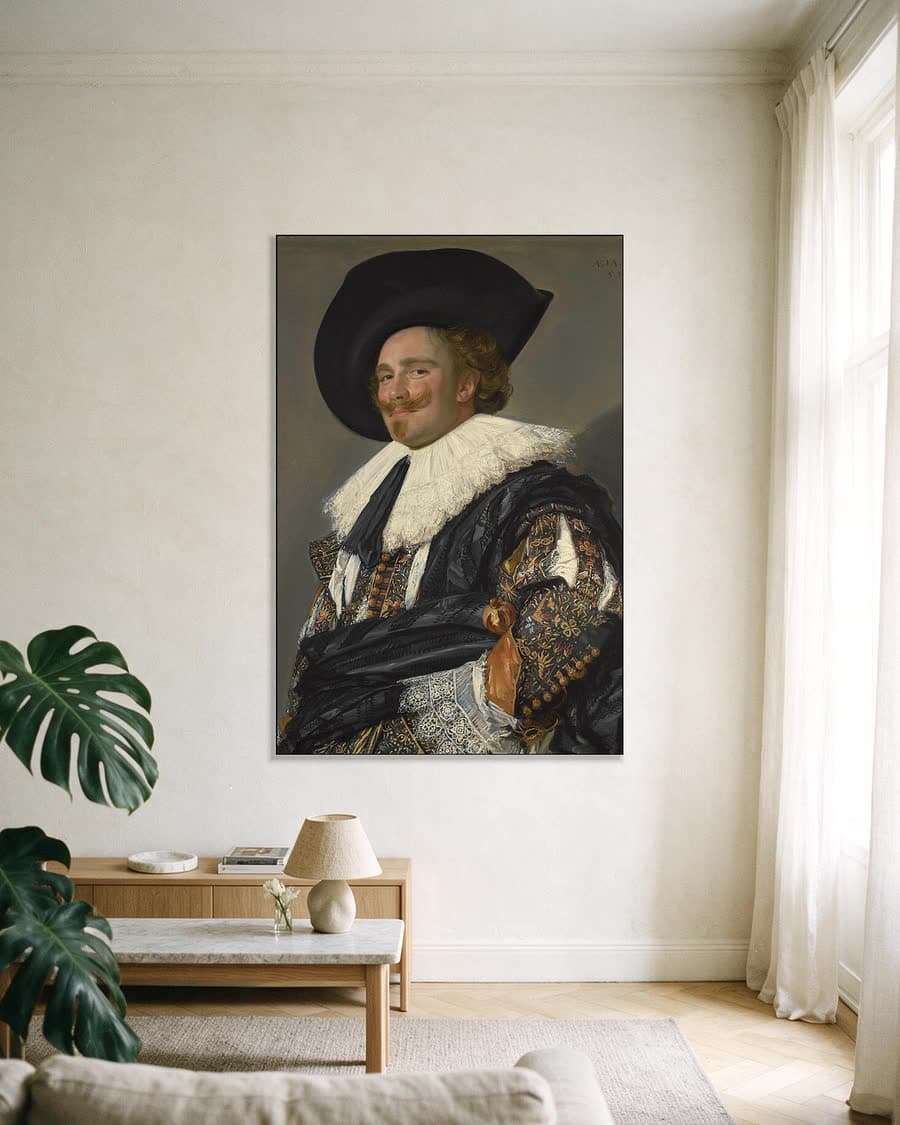 De Lachende Cavalier in een aluminium frame aan dezelfde muur