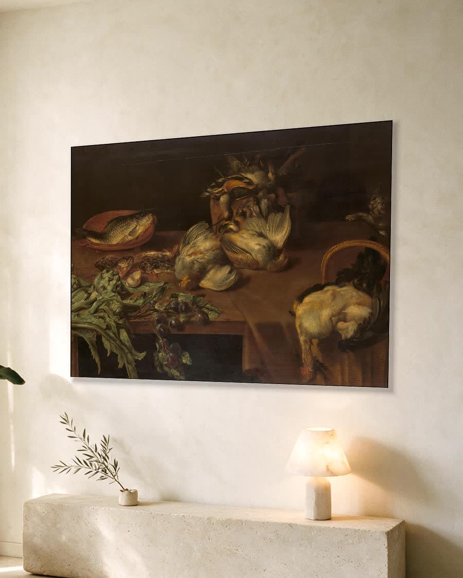 Stilleven met gevogelte in een aluminium frame aan dezelfde muur
