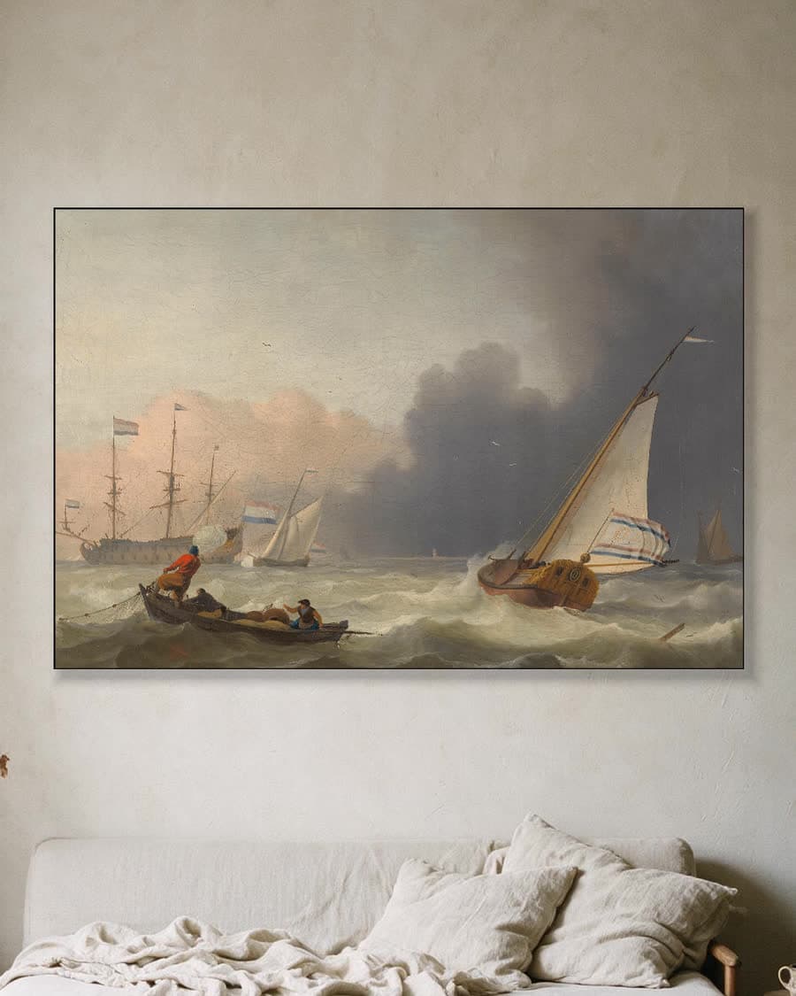 Woelige zee met een Nederlands jacht in een aluminium frame aan dezelfde muur