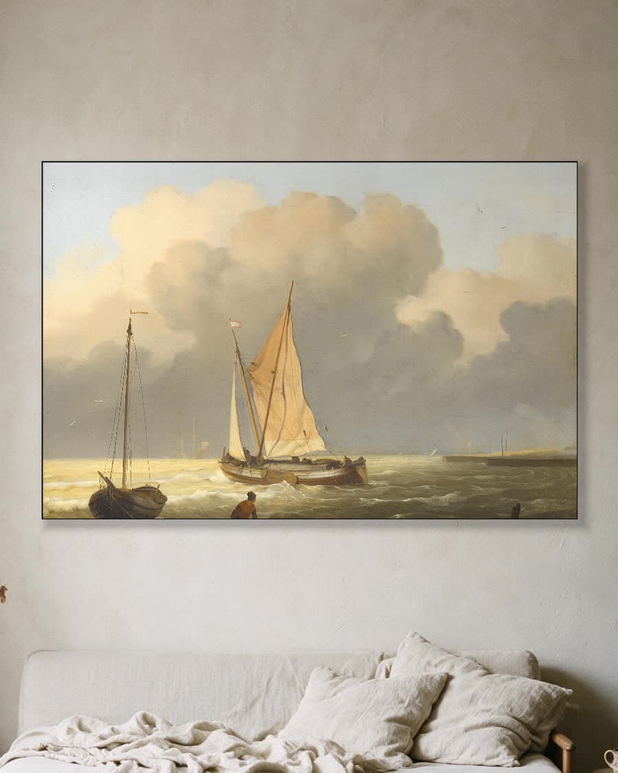 Zee bij de kust met een spriettjalk in een aluminium frame aan dezelfde muur