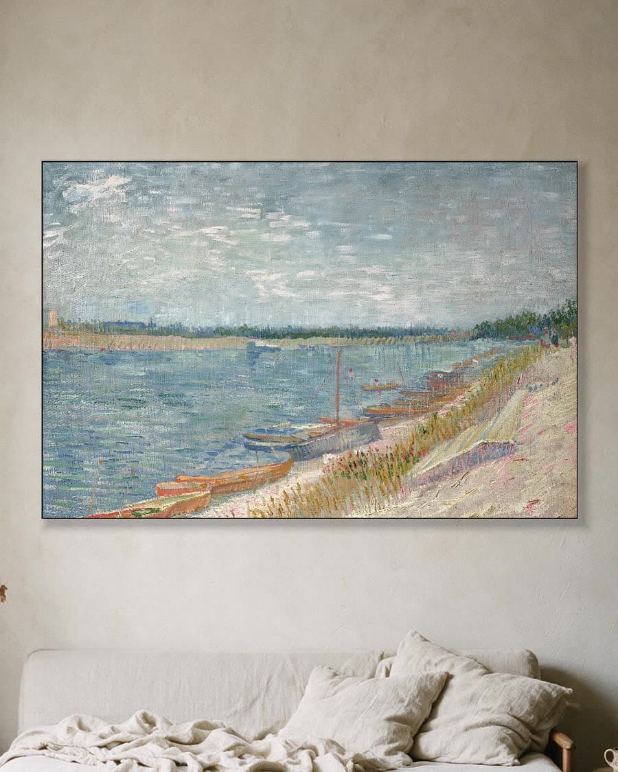 Aangemeerde boten in een aluminium frame aan dezelfde muur