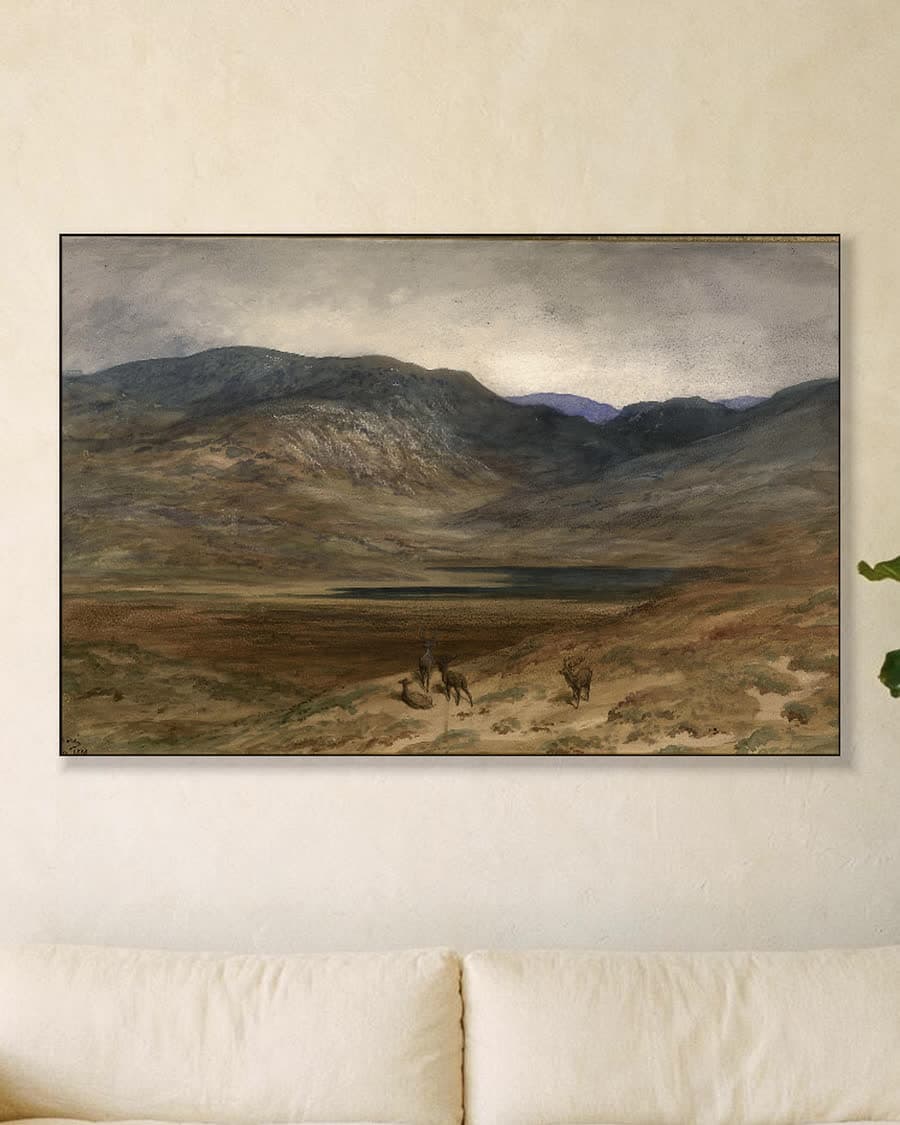 Berglandschap met herten in een aluminium frame aan dezelfde muur