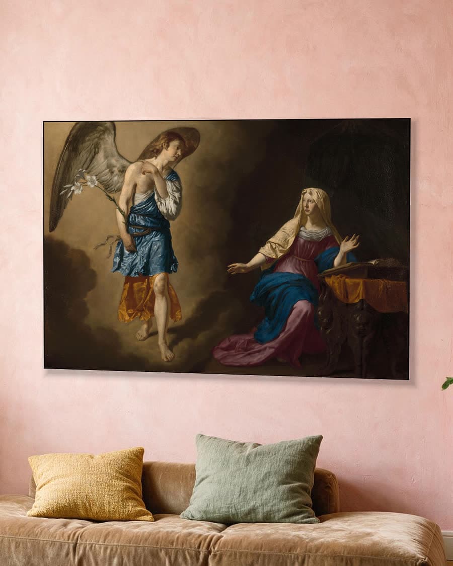 De annunciatie aan Maria in een aluminium frame aan dezelfde muur