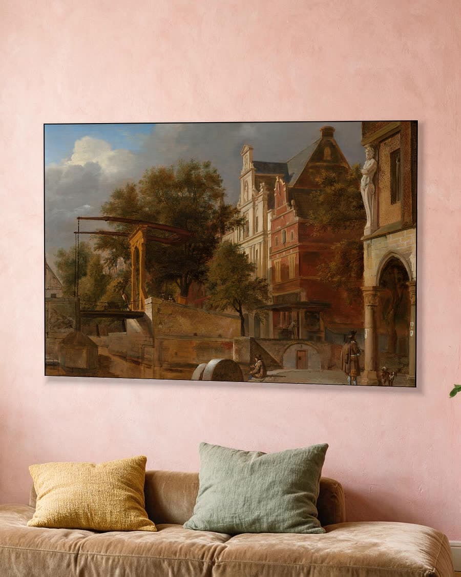De ophaalbrug in een aluminium frame aan dezelfde muur