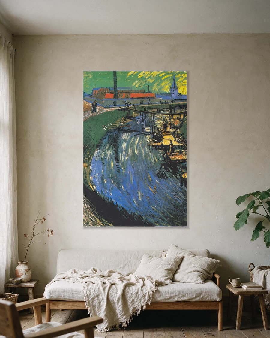 Het kanaal La Roubine du Roi met wasvrouwen in een aluminium frame aan dezelfde muur