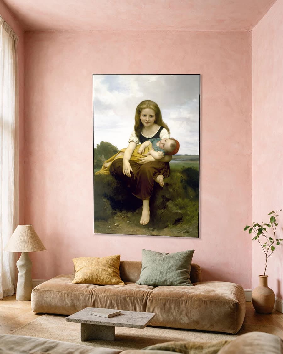 De oudste zus in een aluminium frame aan dezelfde muur