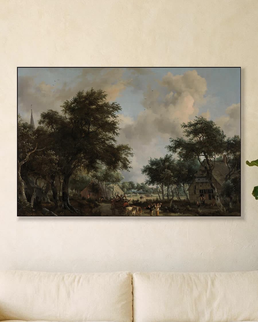 Bospad met een kar vol reizigers in een aluminium frame aan dezelfde muur
