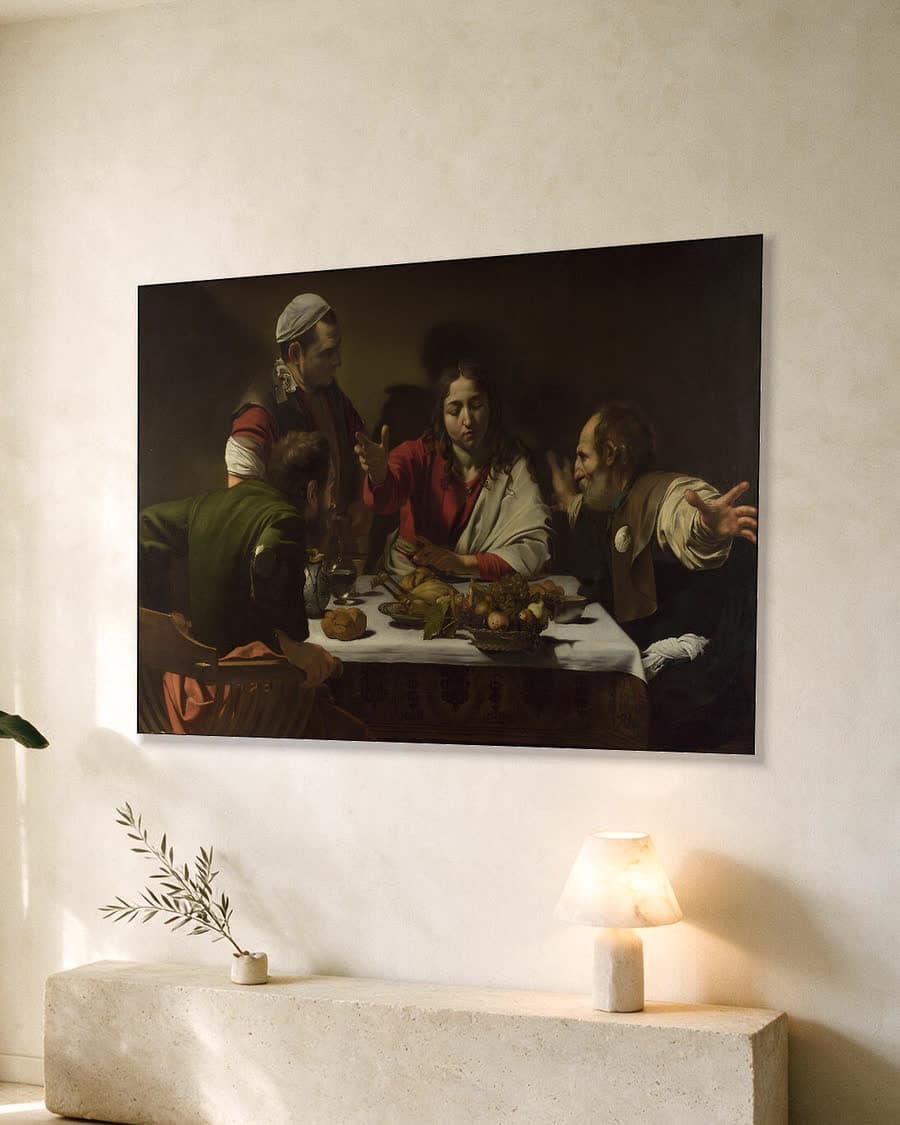 De maaltijd in Emmaüs in een aluminium frame aan dezelfde muur