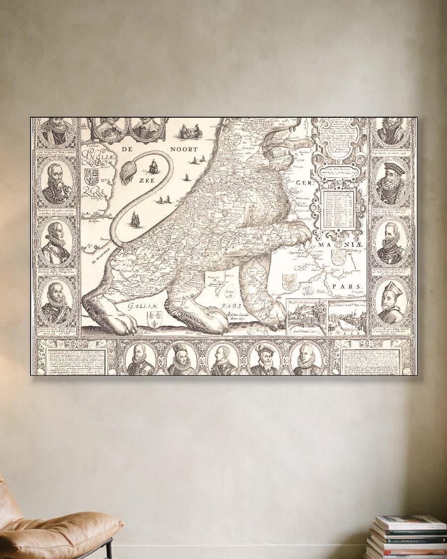 Leo Belgicus (1611) in een aluminium frame aan dezelfde muur