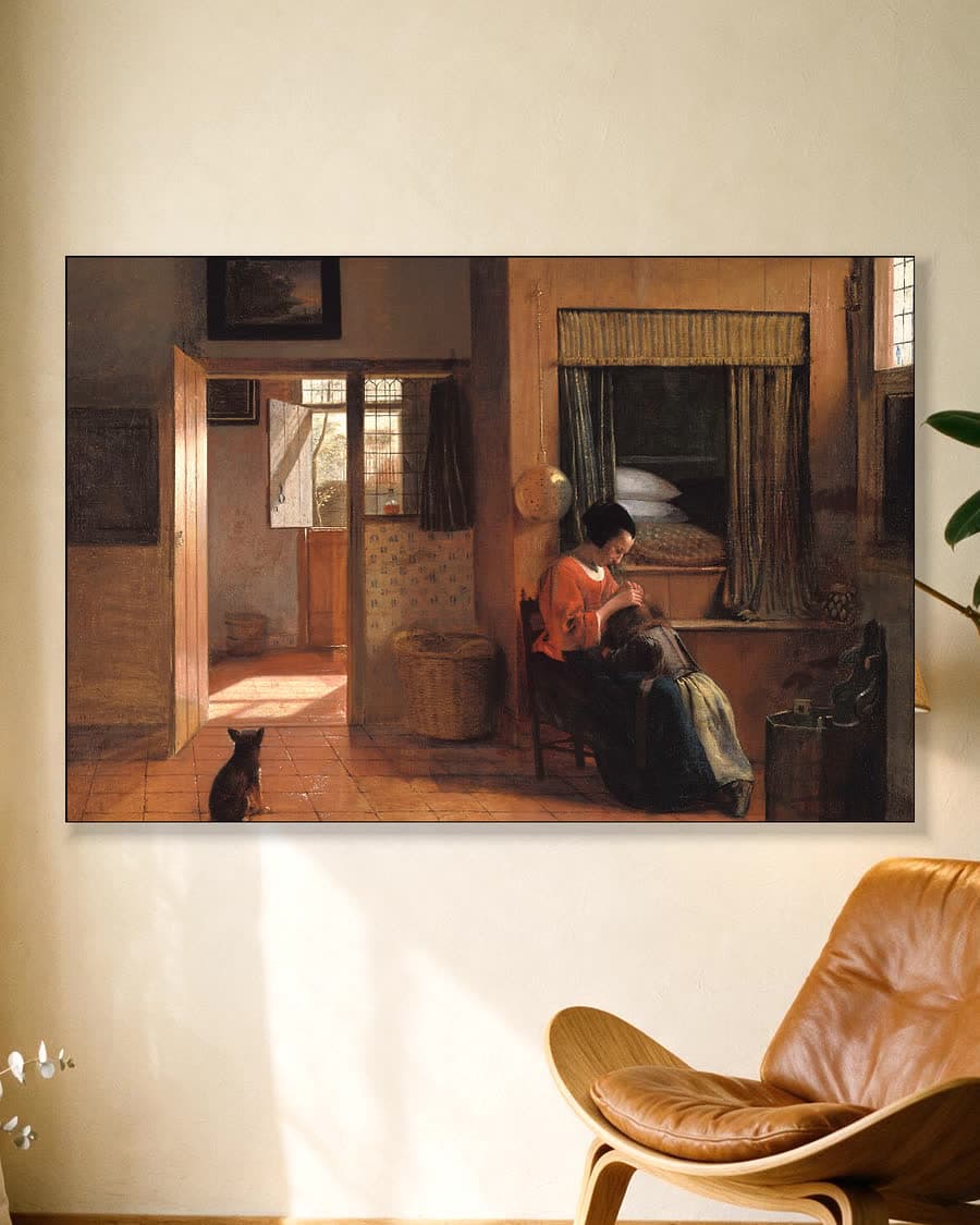 Moedertaak in een aluminium frame aan dezelfde muur