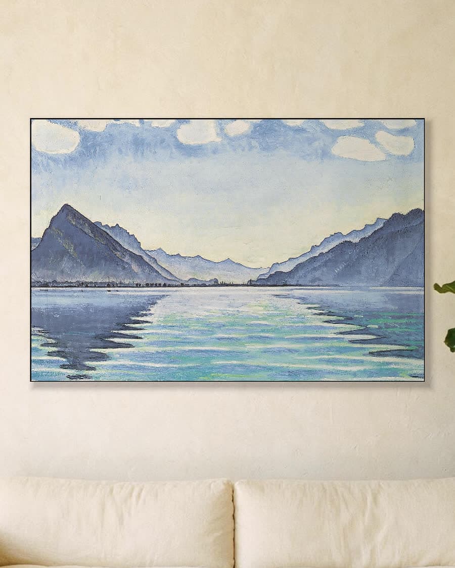Het meer van Thun met symmetrische spiegeling (1905) in een aluminium frame aan dezelfde muur