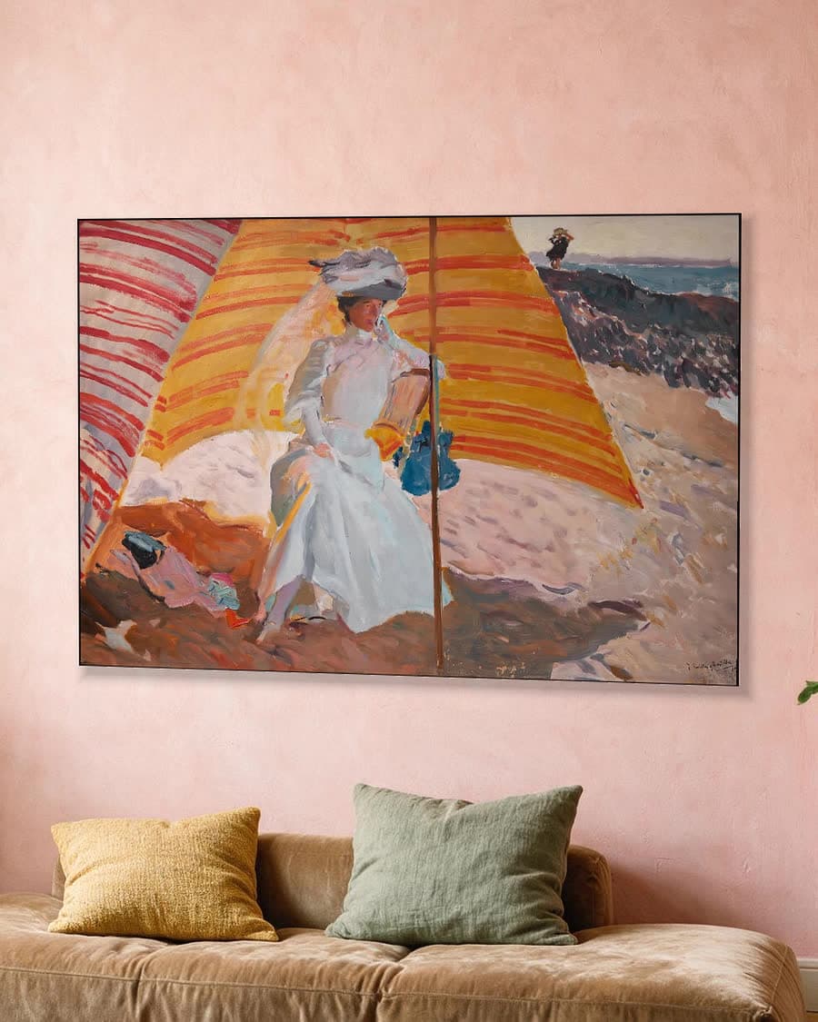 Clotilde onder het zonnescherm, Biarritz in een aluminium frame aan dezelfde muur