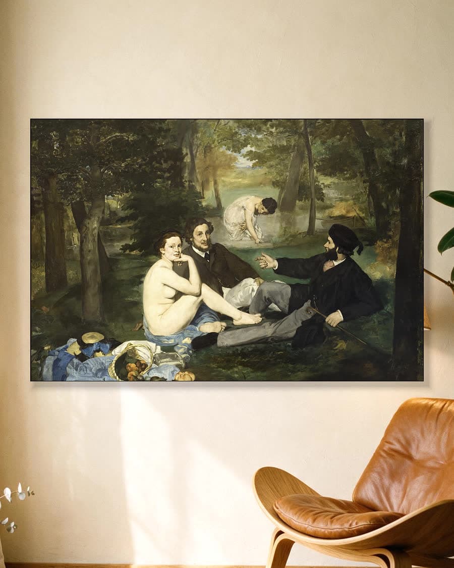 Het ontbijt in het groen (Le déjeuner sur l'herbe) in een aluminium frame aan dezelfde muur