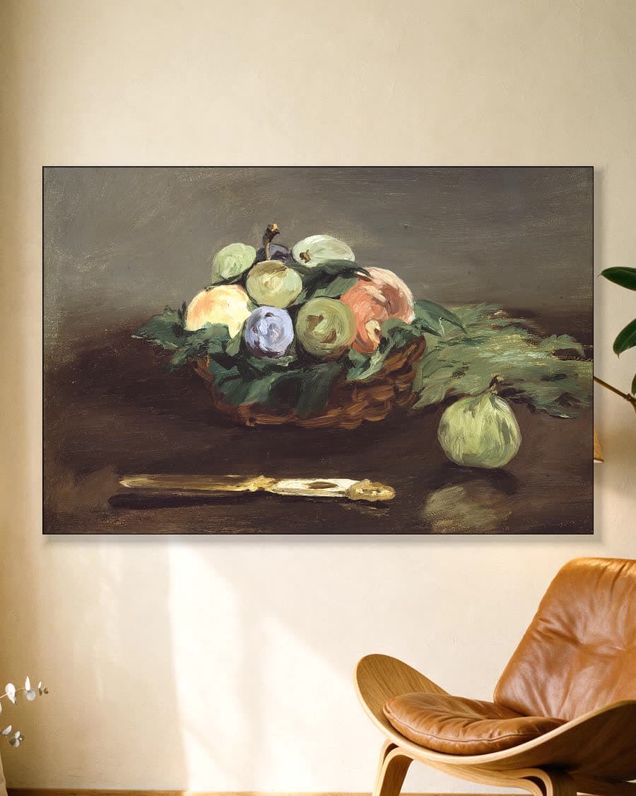 Mand met fruit in een aluminium frame aan dezelfde muur