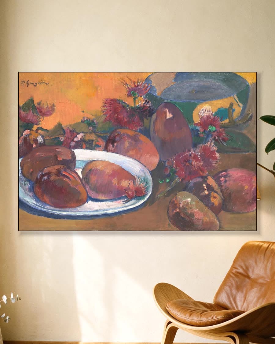 Stilleven met mango's in een aluminium frame aan dezelfde muur