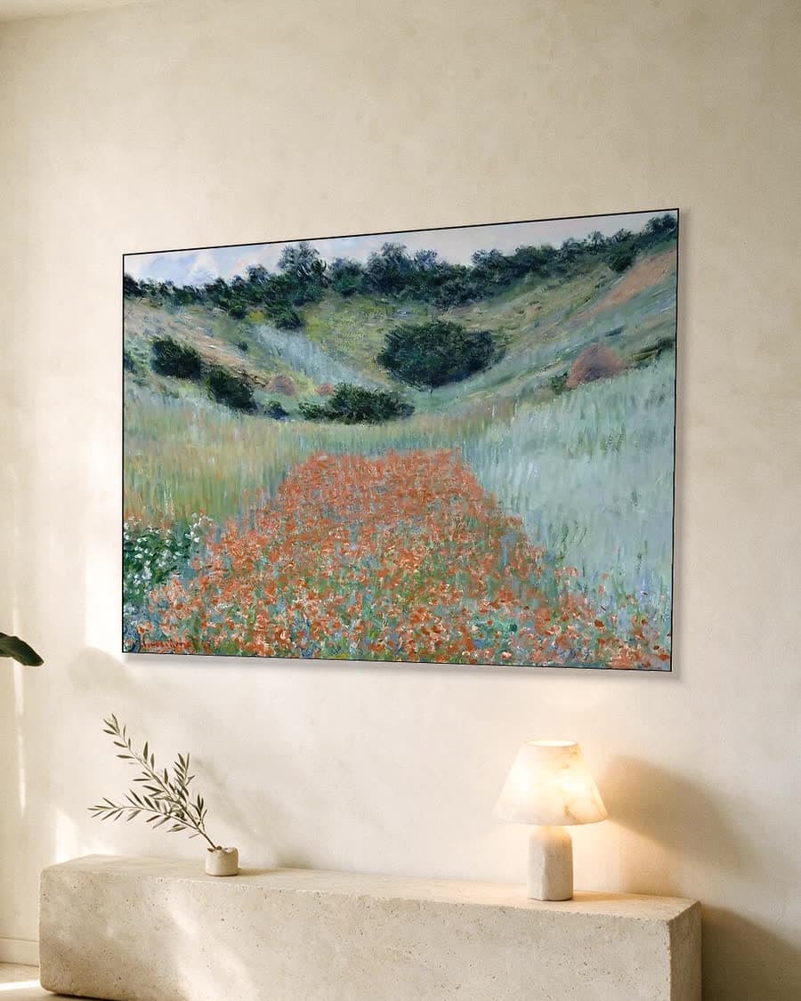 Klaprozen Veld in een Vallei bij Giverny in een aluminium frame aan dezelfde muur