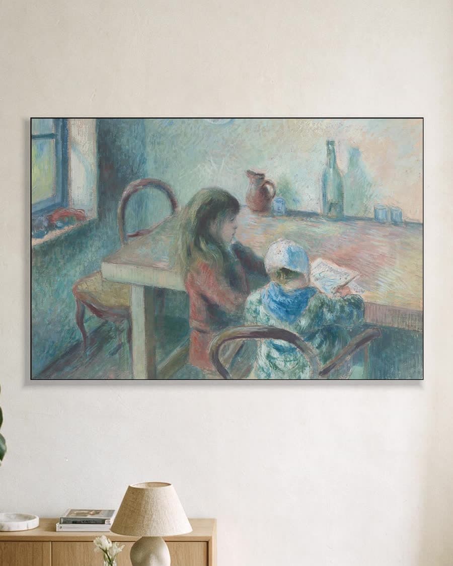 De kinderen in een aluminium frame aan dezelfde muur