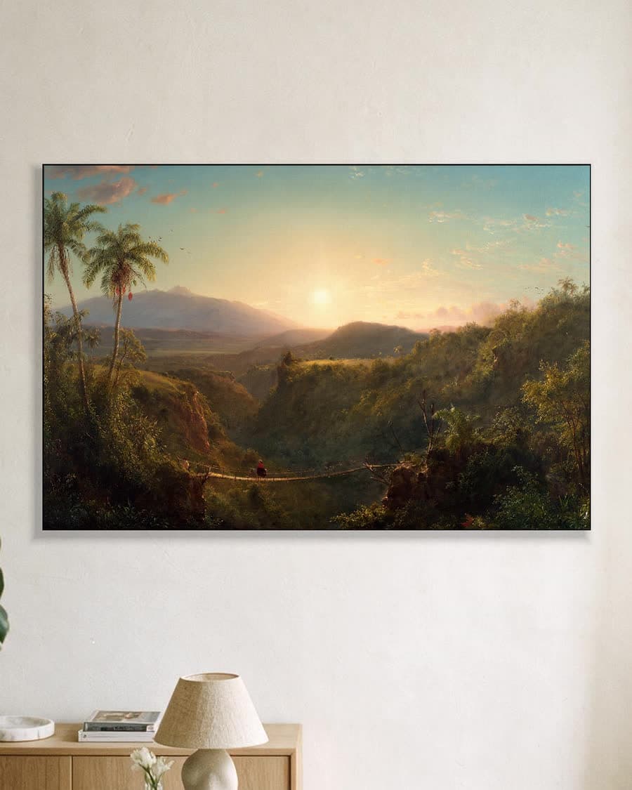 De vulkaan Pichincha in ochtendgloed in een aluminium frame aan dezelfde muur