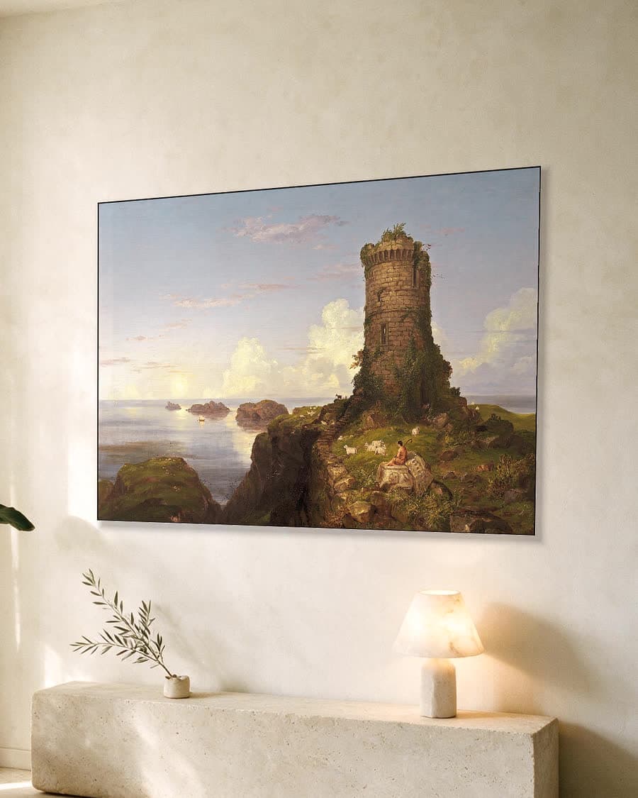 Kustlandschap met herder en ruïne in een aluminium frame aan dezelfde muur