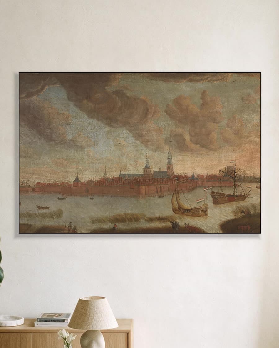 Gezicht op de stad Heusden in een aluminium frame aan dezelfde muur