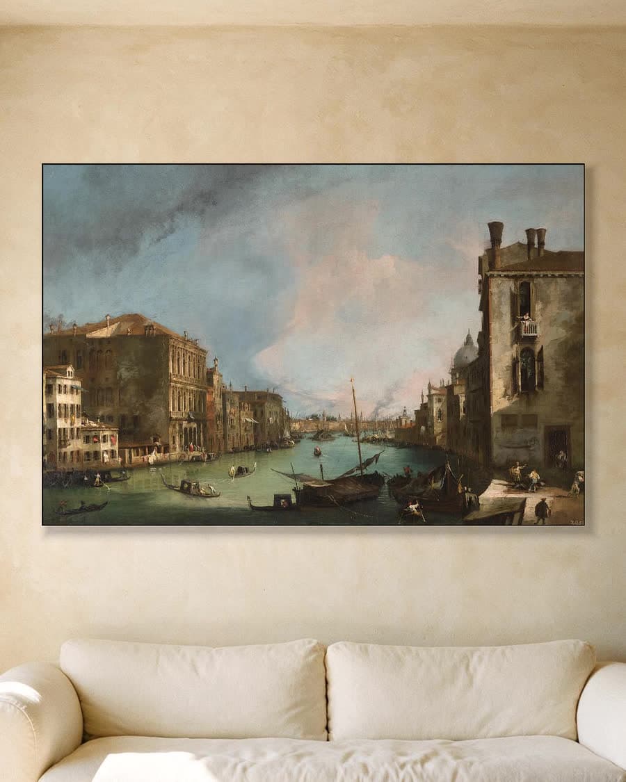 Gondels op het Canal Grande in een aluminium frame aan dezelfde muur