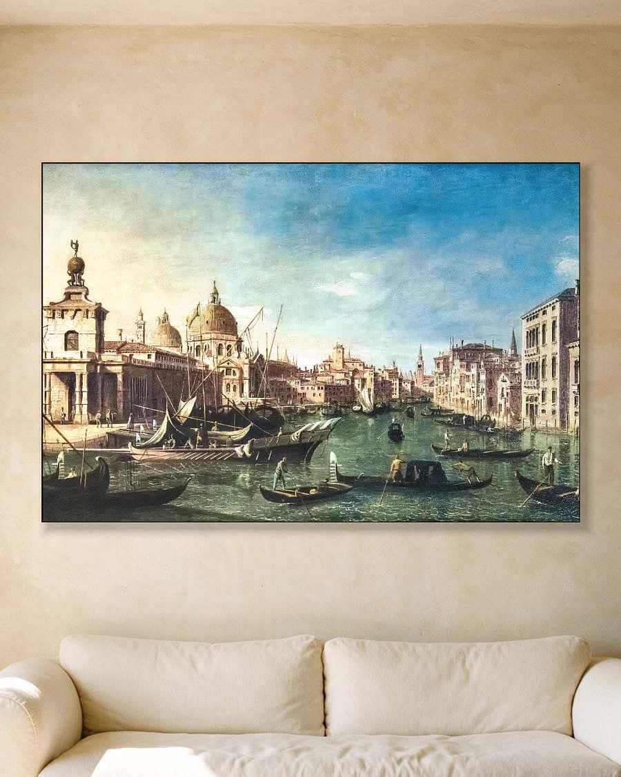 Gondels op de Venetiaanse gracht in een aluminium frame aan dezelfde muur