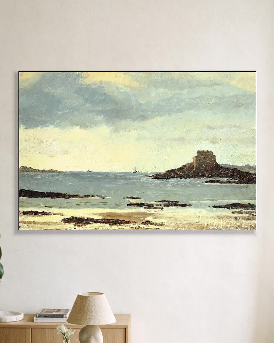 Het strand op een grijze dag bij Saint-Malo in een aluminium frame aan dezelfde muur