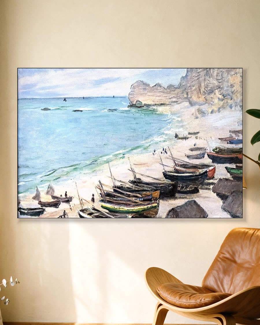 Boten op het strand bij Étretat in een aluminium frame aan dezelfde muur