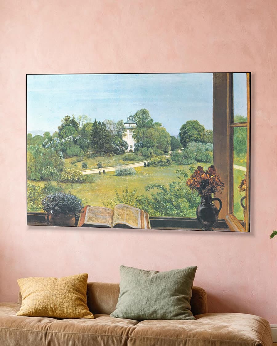 Uitzicht op landhuis en tuin in een aluminium frame aan dezelfde muur