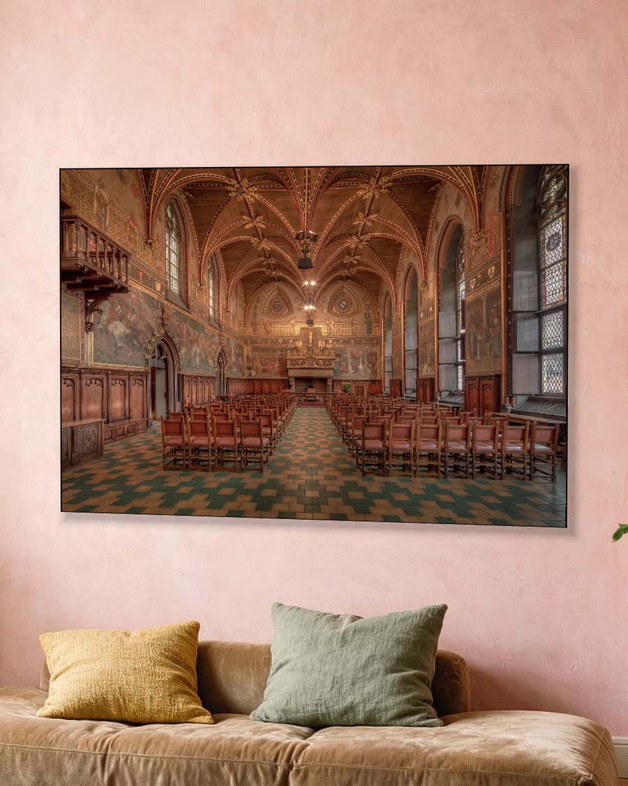 Historische zaal met rijke decoraties in een aluminium frame aan dezelfde muur