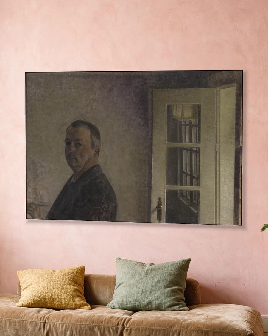 Interieur met vrouw van achteren gezien in een aluminium frame aan dezelfde muur