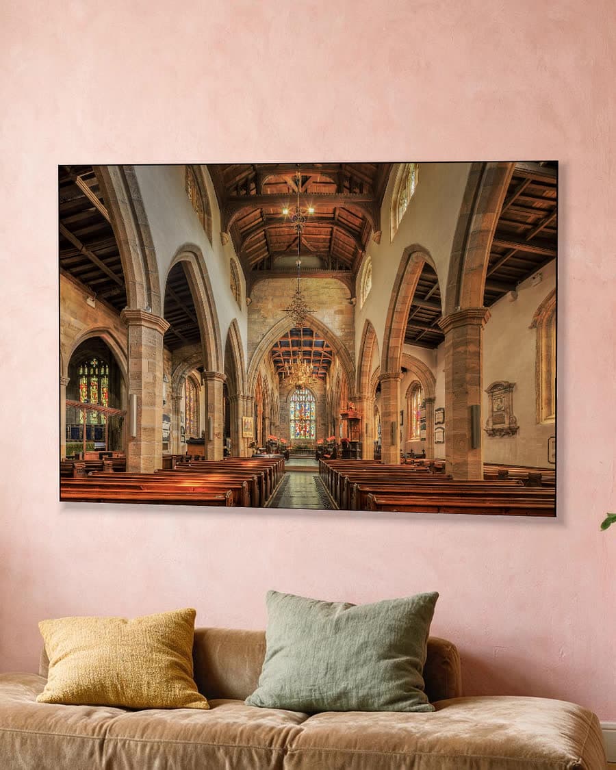 Majestueus kerkinterieur in een aluminium frame aan dezelfde muur