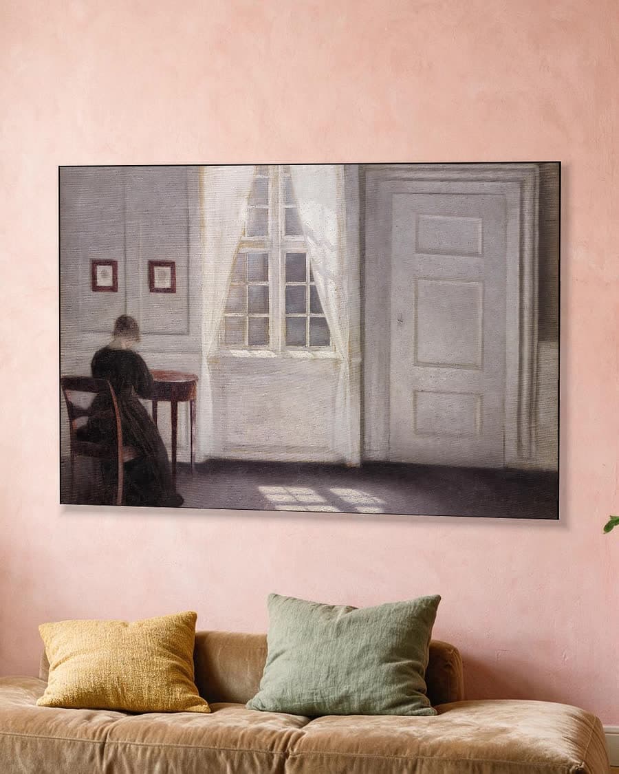 Stille kamer met zonlicht in een aluminium frame aan dezelfde muur