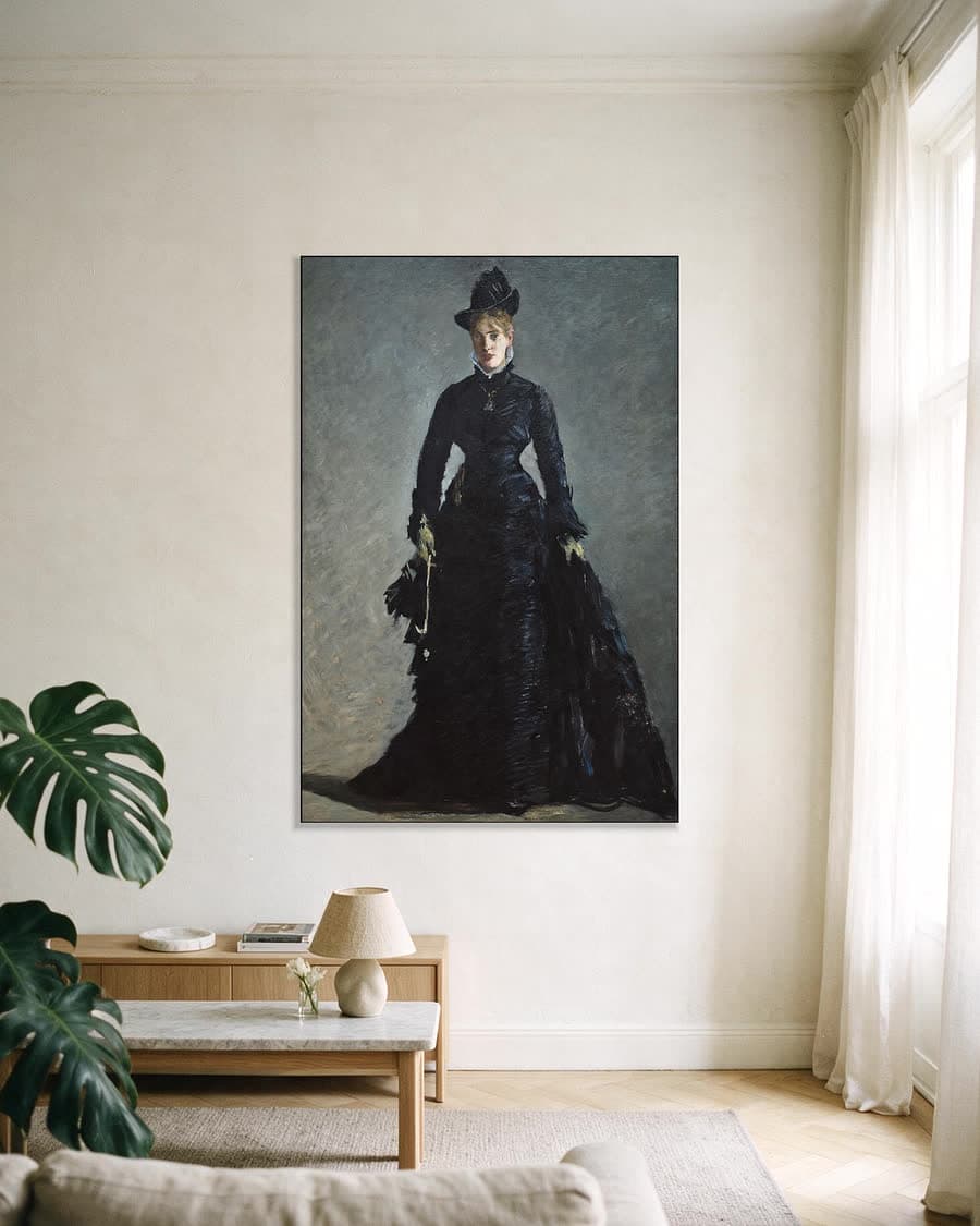 De Parisienne in een aluminium frame aan dezelfde muur