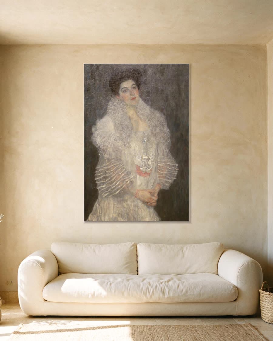 Portret van Hermine Gallia in een aluminium frame aan dezelfde muur