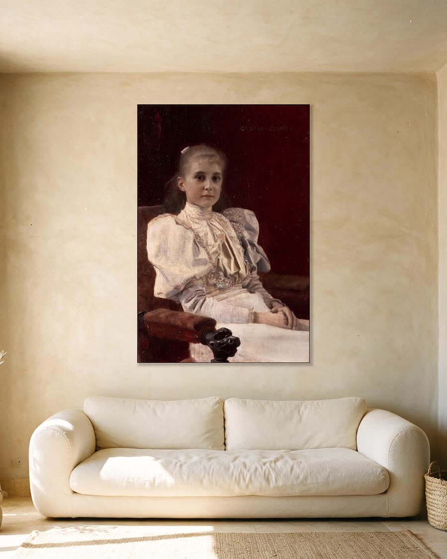 Zittend jong meisje in een aluminium frame aan dezelfde muur